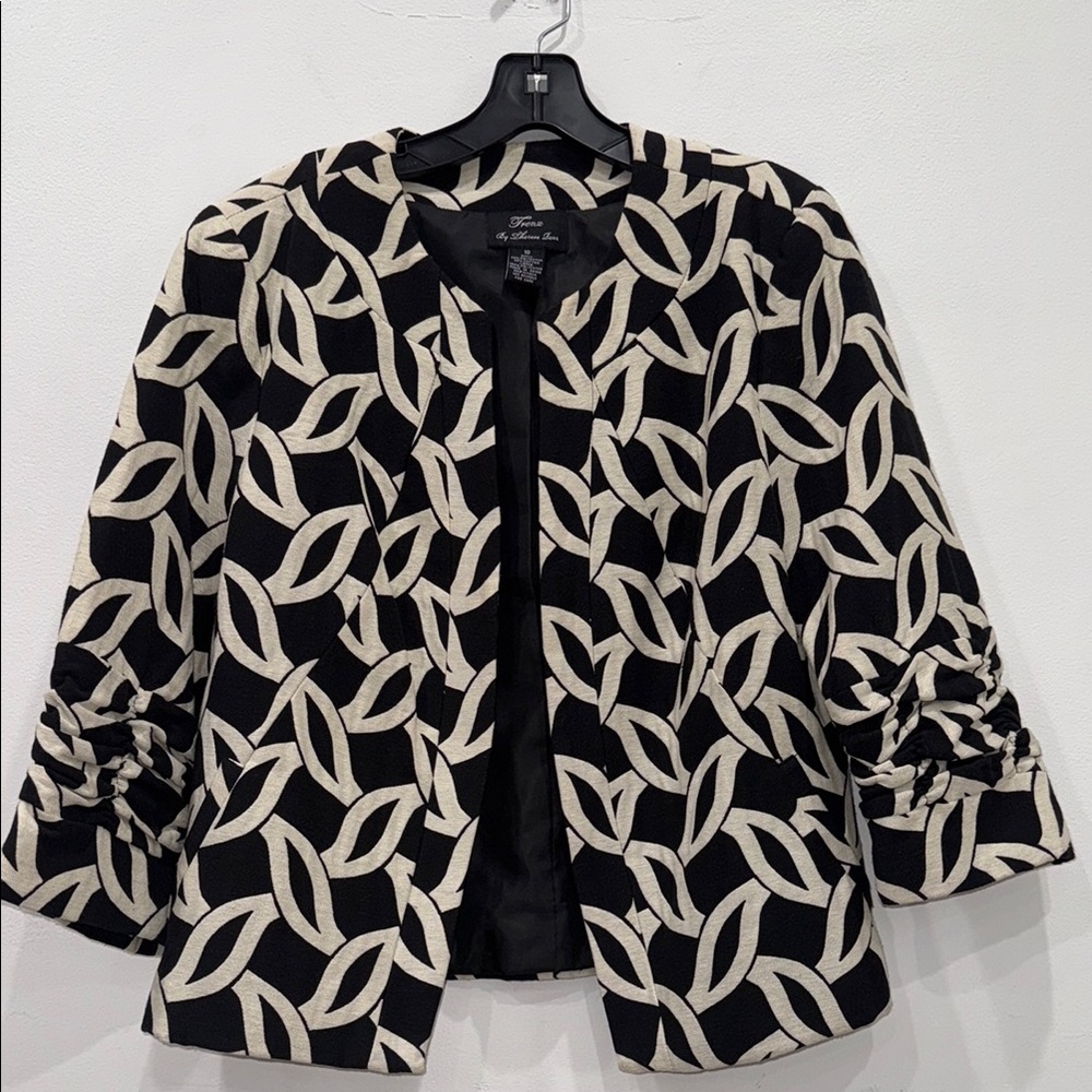 Black and White Geometric Pattern Blazer with 3/4 Sleeves